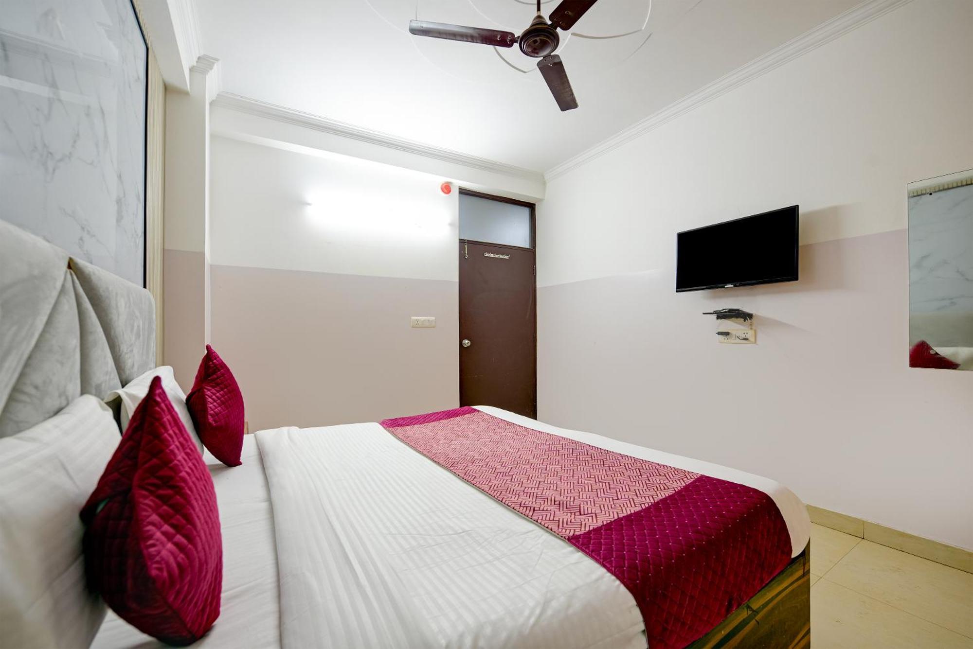 Hotel Galaxy Near Delhi Airport 뉴델리 외부 사진